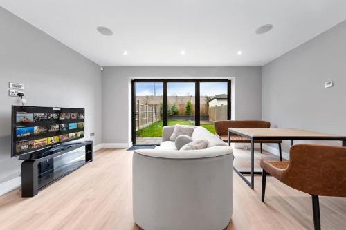 Luxury 4BR - Near Wembley, Heathrow & London