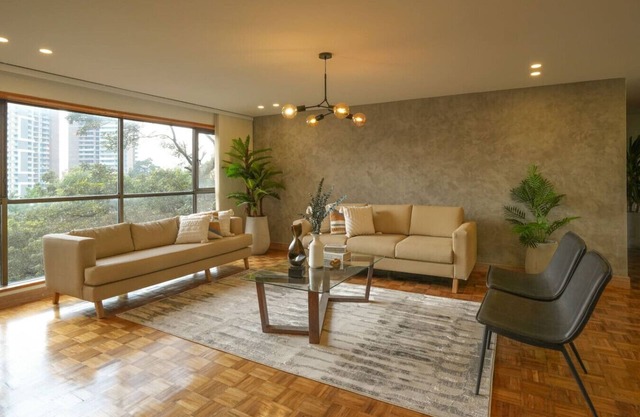 Luxury 4BR Retreat with Private Bathtub and AC