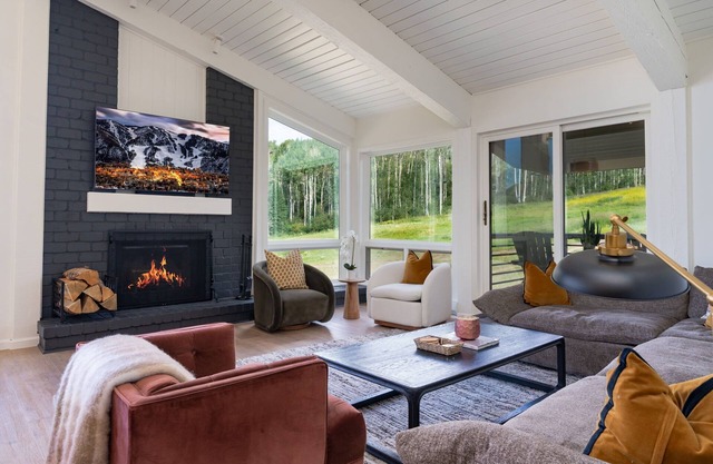 Renovated 4BR Ski-In/Out w/ Pool, HotTub, Views!