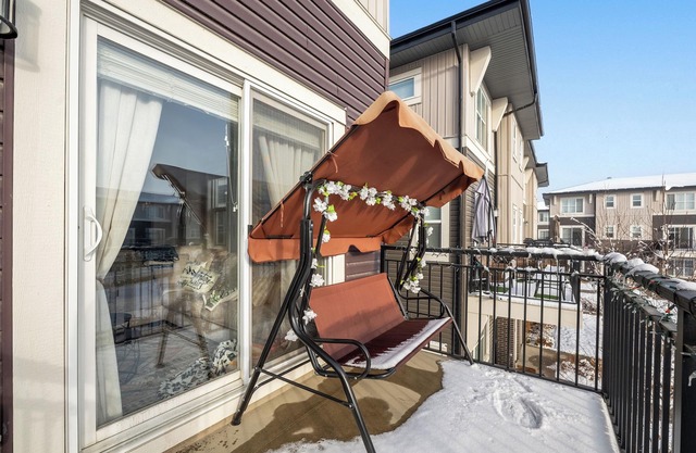 Luxury 4BR Townhouse Near YYC Airport - Sleeps 4