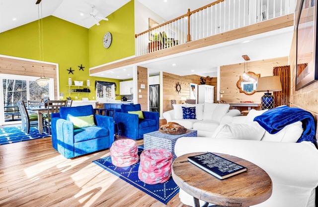 NUEVO de lujo de 5 habitaciones y 5 baños: apto para familias / mascotas, a pie de la ciudad, a minutos de la playa