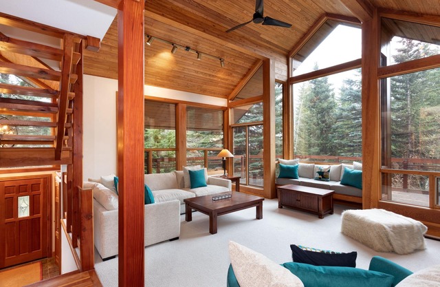 Luxury 5 Bedroom Blueberry Chalet, Hot Tub, Garage, Views!!