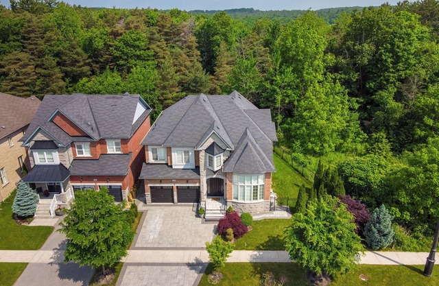 Luxury 5 Bedroom Home in Richmond Hill, Free Parking, Private Gym