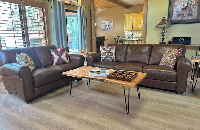 Luxury 5-bedroom cabin with WiFi, Pool Table and Outdoor Entertainment Area