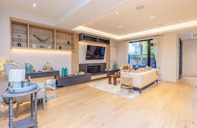 Luxury 5-bedroom Lakeshore Home