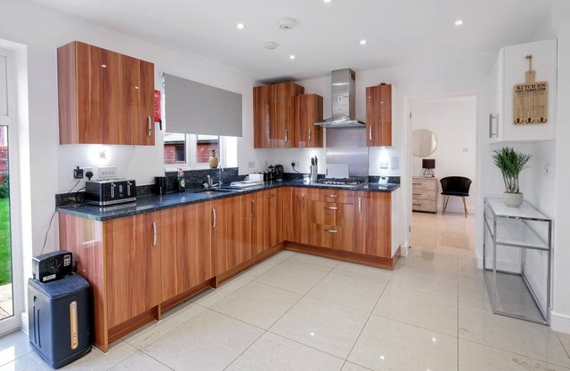 Luxury 5 bedroom Serviced House Leavesden With 4 Bathrooms and Parking