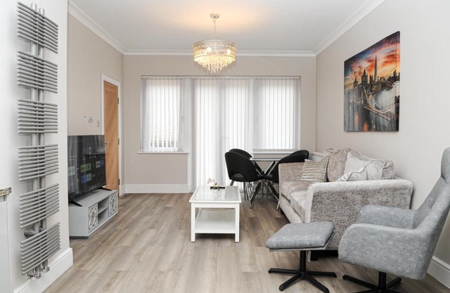 Luxury 5 Star apartments, Parking, Garden, near Metro Stations 10-15mins to London
