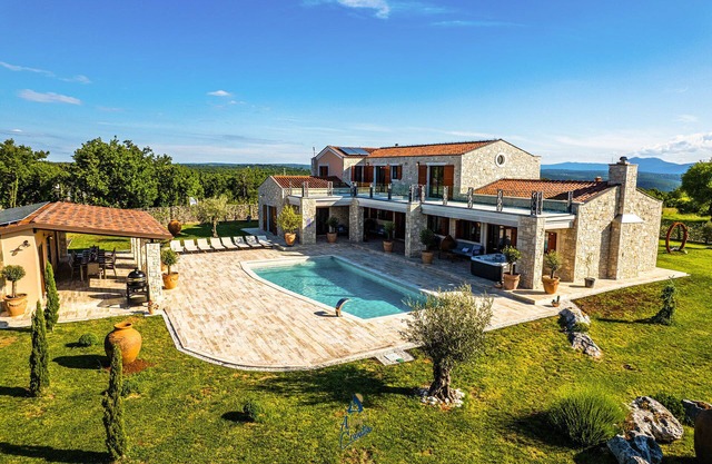 Villa de lujo de 5 estrellas con piscina climatizada de agua salada para hasta 12 huéspedes.