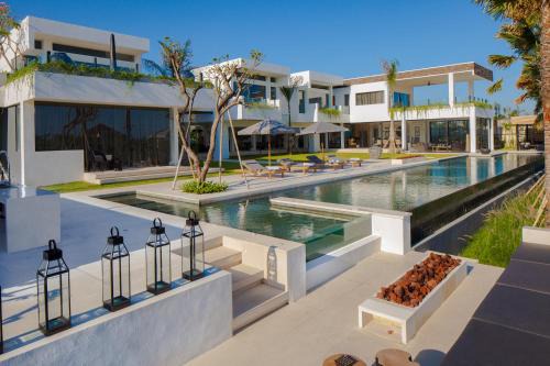 Luxury 5BR Canggu Villa with Private Pool, Rice Fields View & Beach Nearby - The Palm House