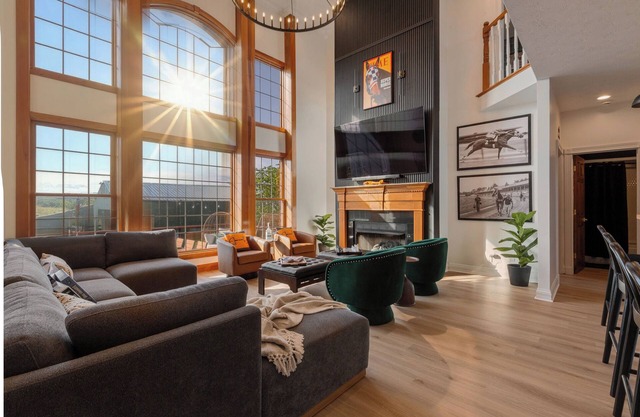 Luxury 5BR Estate: Bourbon Bar, Spa, Pool, 100"TV Cinema, 12 mins to Bardstown