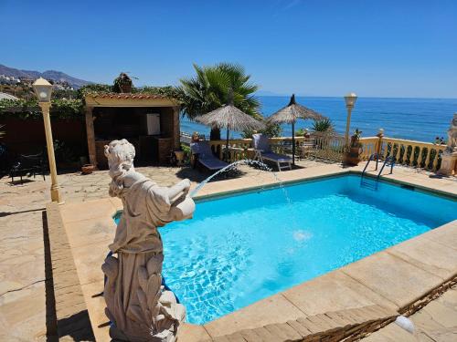 Luxury 5BR Villa Andalucía, Private Pool, Gardens & Stunning Sea Views
