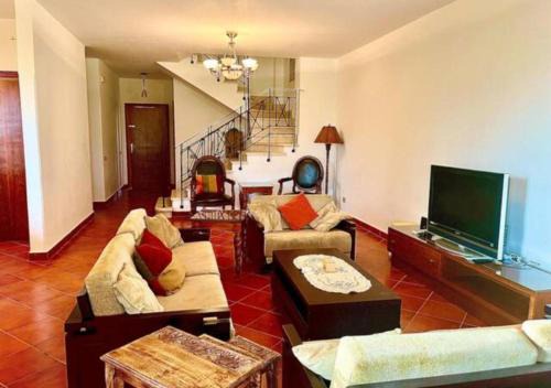 Luxury 5BR Villa with Sea View & Garden in Einbay