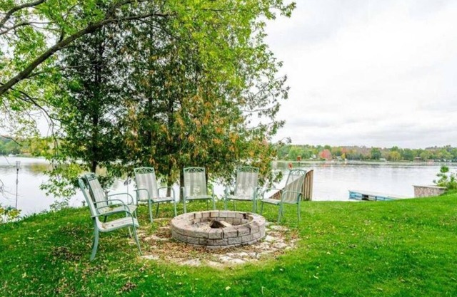 Luxury 6-bedroom waterfront cottage!