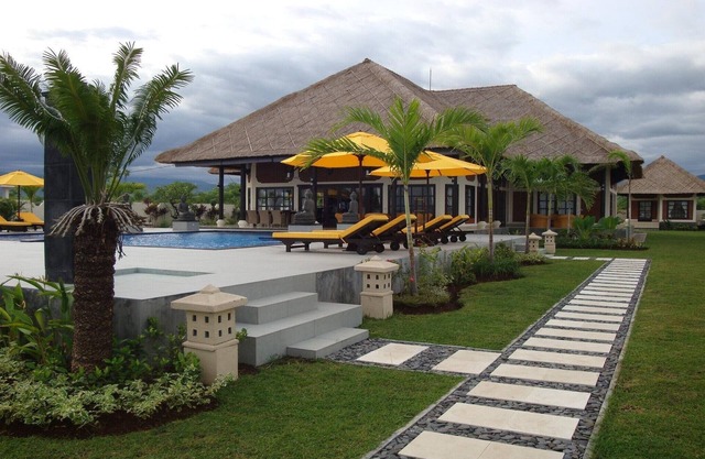 Luxury (6 bedroom) beachfront villa for rent on Bali including staff