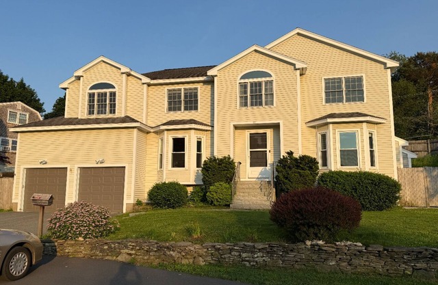 Spacious 6 bedroom 4.5 bath house in charming Marblehead & close to the ocean