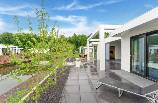 Luxury 6-person villa on the water with private jetty, spacious terrace with sunbeds and barbecue. Perfect for a relaxing holiday!