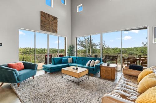 Luxury 7BR Hill Country Gem Hot Tub & Barndominium