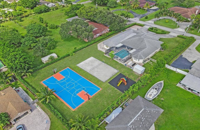 Luxury 8BR Estate w/ POOL & Gameroom - 24 Guests