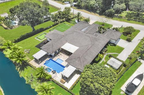 Luxury 8BR w Pool Mini-golf Soccer- 16 Guests