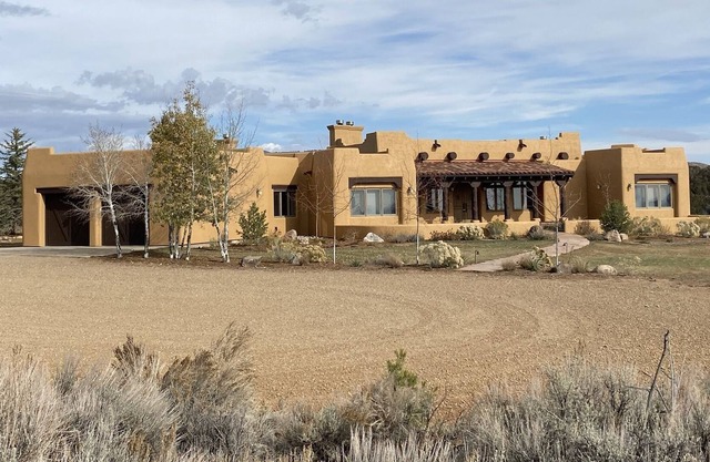 Luxury Adobe Style Ranch House. Bring your dogs and horses!