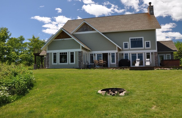 Lujo y privacidad en 10 acres / 3800 pies cuadrados Chateau con vista al lago Superior