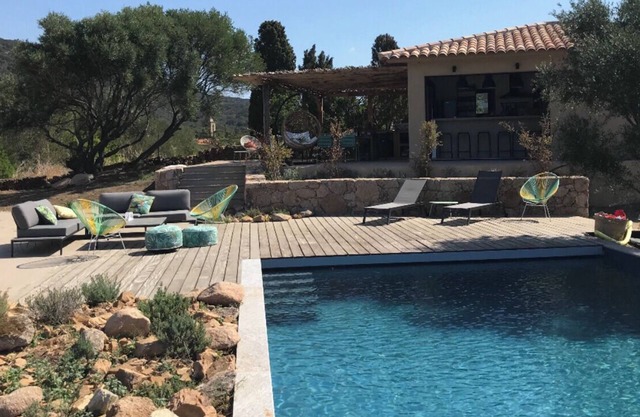 VILLA DE LUJO Y TRANQUILA CON PISCINA - 10 minutos de las playas