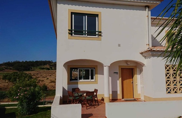 Lujo y espacioso 3 Bed end of terrace Linked Villa con piscina grande
