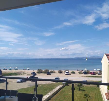 Luxury apartment in front of the Sea in Agia Triada