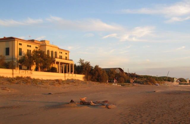 Prestigioso apartamento en una antigua villa en la playa, 4 dormitorios tres baños