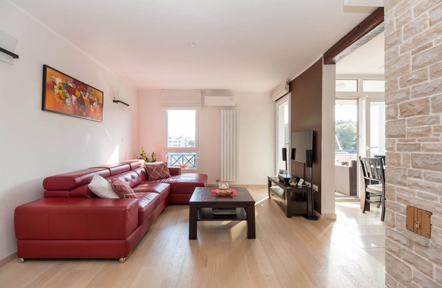 ¡El apartamento de lujo está perfectamente ubicado para familias y jóvenes cerca de las playas!