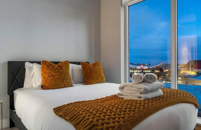 Luxury Apartment on the 9th Floor near Stampede, Complimentary Wine, 2 Car UG Parking