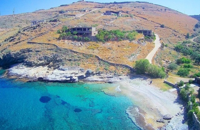 Apartamento de lujo, ubicación tranquila junto al mar, vistas al mar, playa aislada