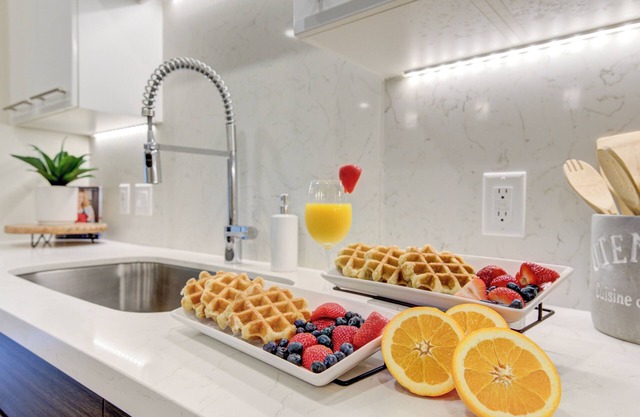 Luxury Apartment W/ Comp Breakfast!