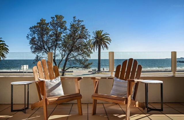 Luxury apartment with spectacular bay views