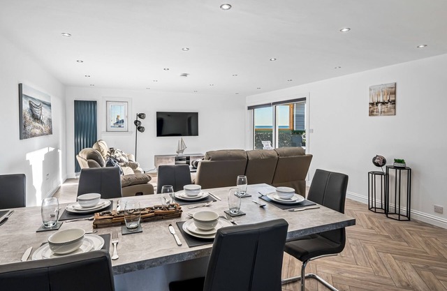 Luxury Apartment with Sea Views Balcony