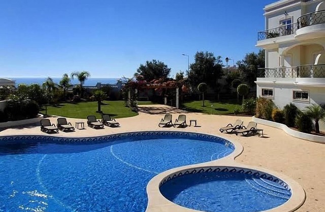 Apartamento de lujo con vista al mar, piscina y jardines compartidos, capacidad para 6