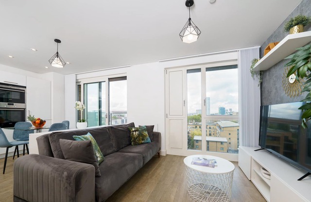 Luxury Apartment With Two Extra Sofa Beds, Free Parking, Gym & 24hr Concierge.