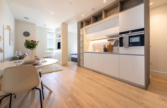 Luxury Apartments - Heathrow Airport - Free Parking