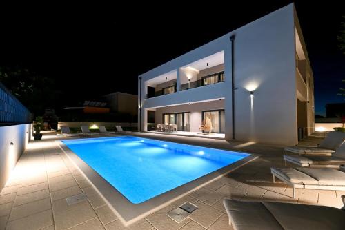 Luxury apartments Marlov with swimming pool and private parking