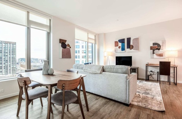 Luxury Apt in Seaport with Gym and Pool