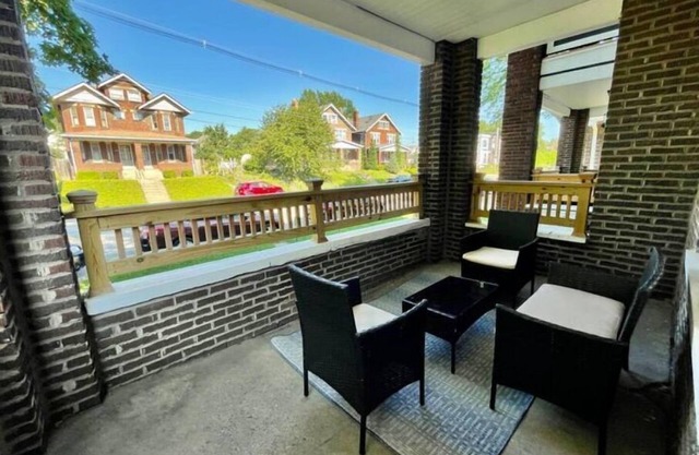 Luxury Apt. Near Downtown / King Bed / Hot Tub / Private Patio