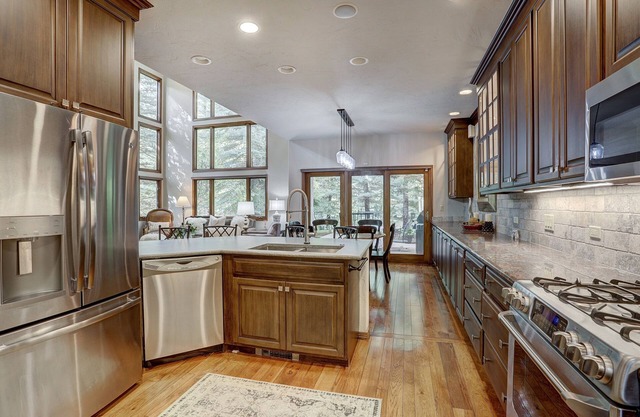 Luxury Arrowhead - Walk To Lifts! Private Entrance 4 Bedroom Home