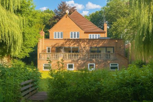 Luxury Ascot Escape with Private Hydrotherapy Pool & Wellness Spa