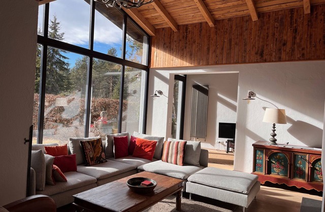 Chalet de lujo de 5 dormitorios y 3 baños en la ladera con vistas a la frontera italiana.