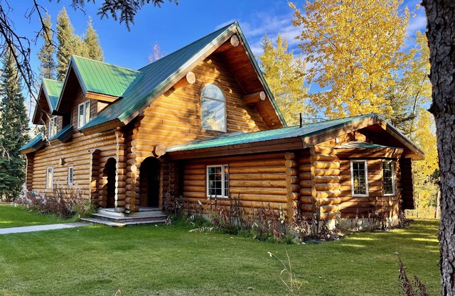 Luxury Aurora Lodge w/ Jacuzzi & Sauna 3 Miles From Fairbanks!