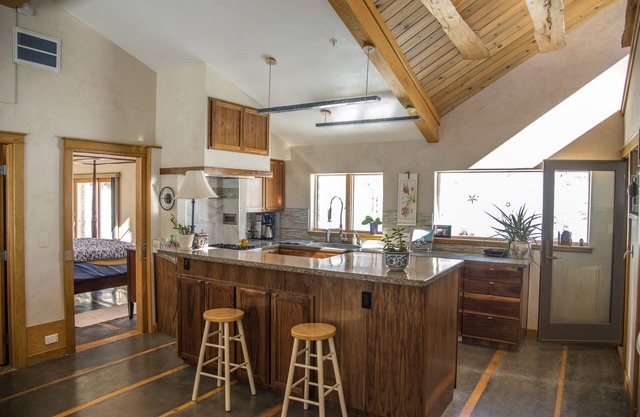Galardonada de lujo Casa aislada Mountain Home 80 Acres Hot Tub w / Pro Kitchen
