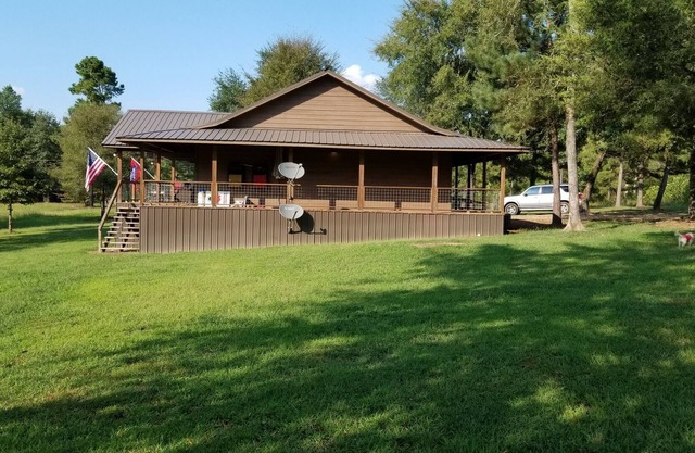 Cabaña de lujo en el río Little Missouri, que cuenta con diez acres de jardín bien cuidado