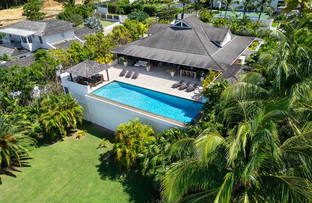 Villa lujosa de estilo balinés. Capacidad para 9 adultos. Piscina de 15 m. Servicio de mucama