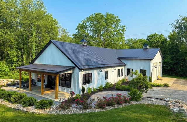 Sleeps 18 Indoor Sports Court + Hot Tub In Cass Near Stone Lake & Notre Dame