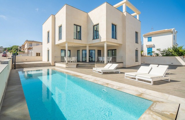 Villa en Son Serra frente al mar con jacuzzi